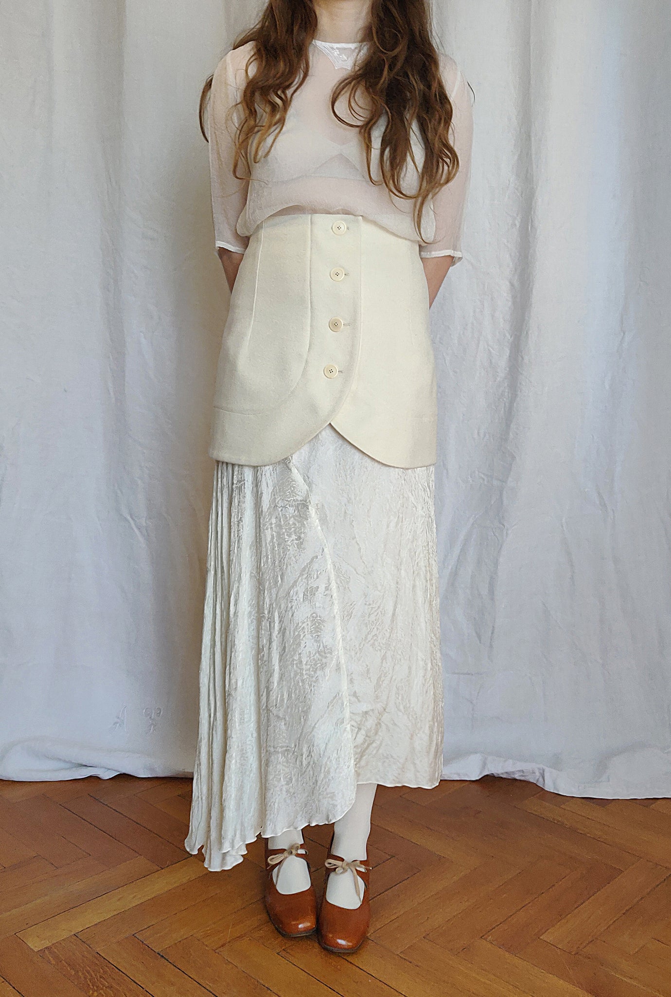 Asymmetric skirt